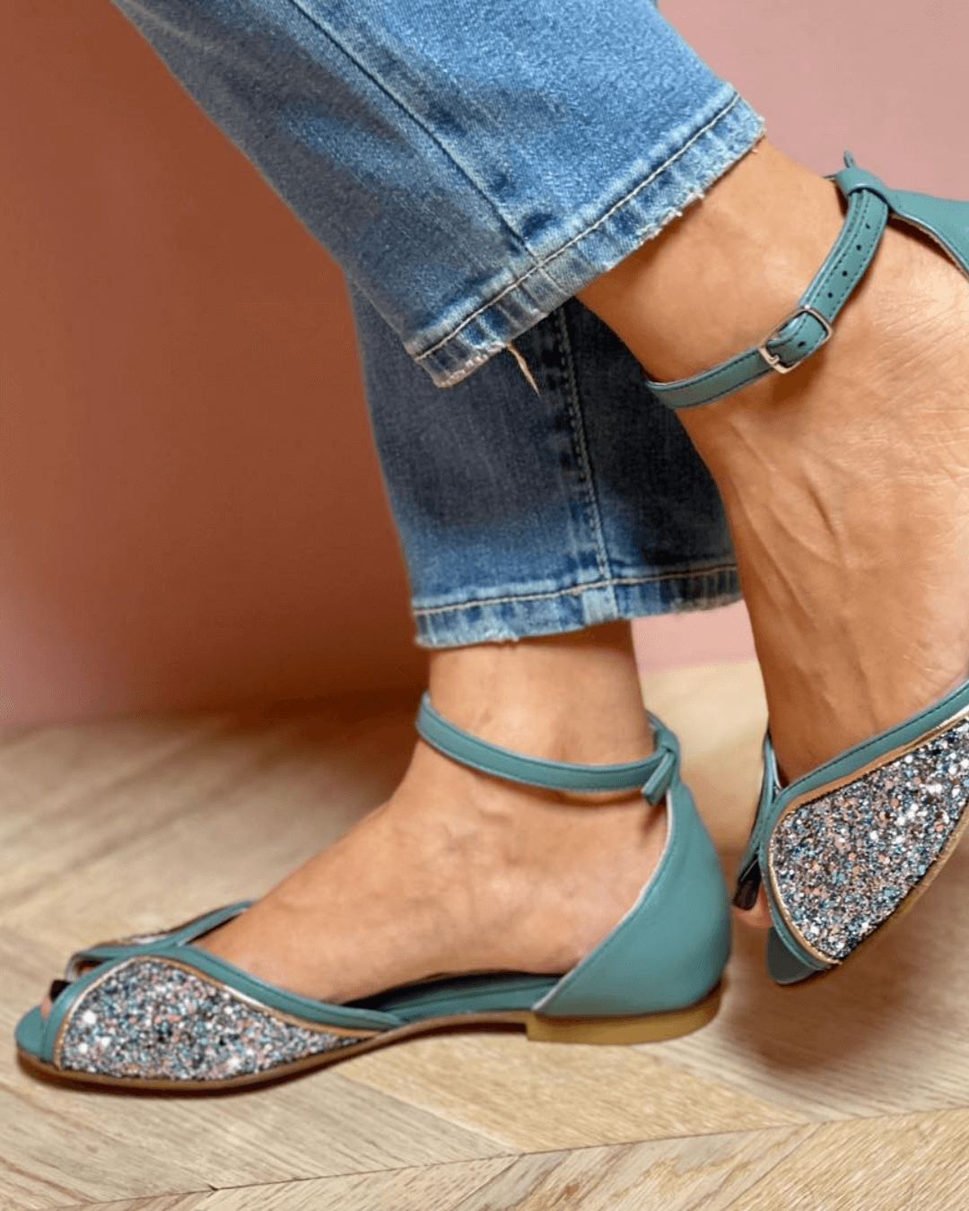 Funkelnde Patchwork-Peeptoe-Sandalen mit Knöchelriemen und Schnallenverschluss