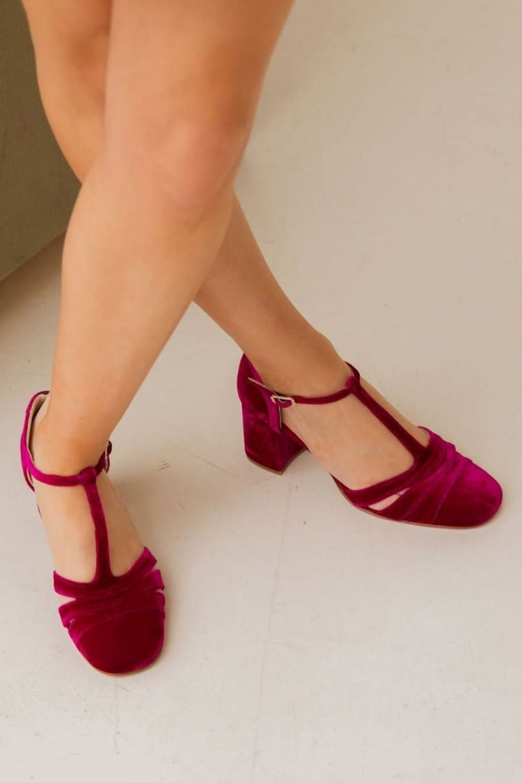 Velours-Pumps mit breitem Cut-out, Schnalle und T-Riemen-Design