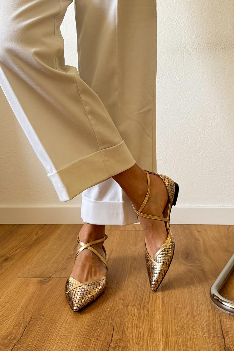Goldene, metallische Ballerinas mit spitzem Schuh, Schnalle und gekreuzten Riemen