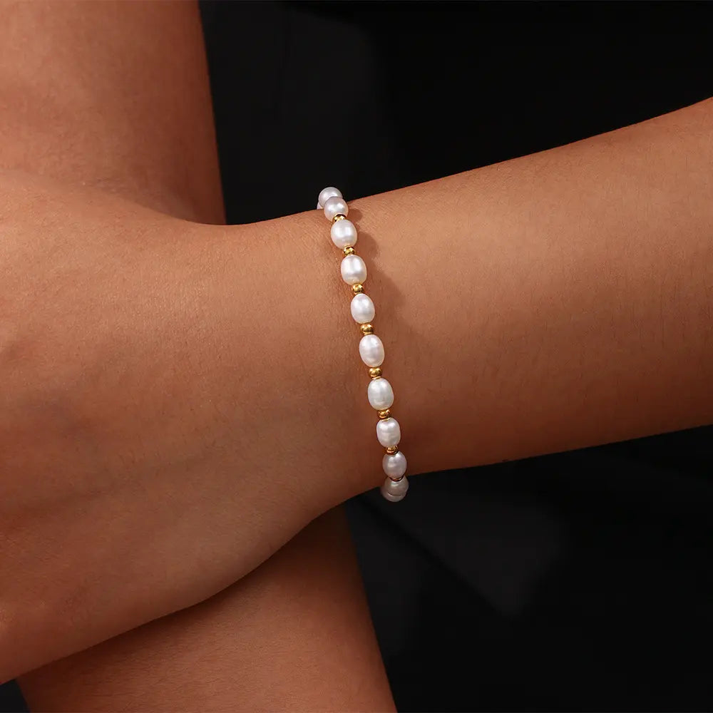 Elegantes Perlen- und Goldarmband