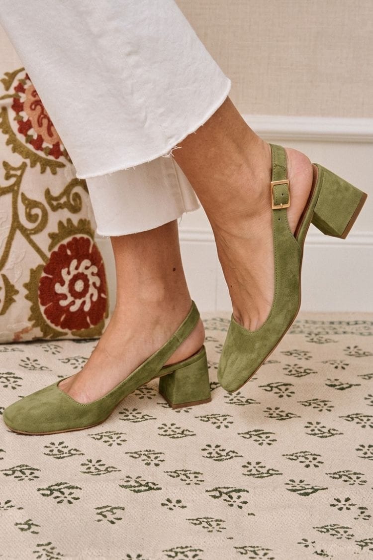 Escarpins kaki à bride arrière avec boucle et bout carré épais