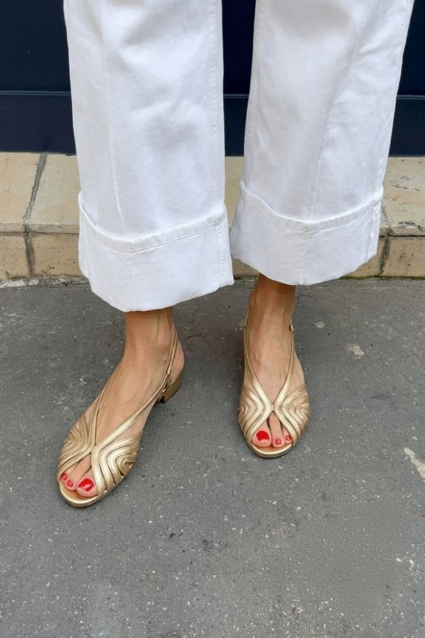 Goldene Metall-Slingback-Sandalen mit runder Spitze und Riemen