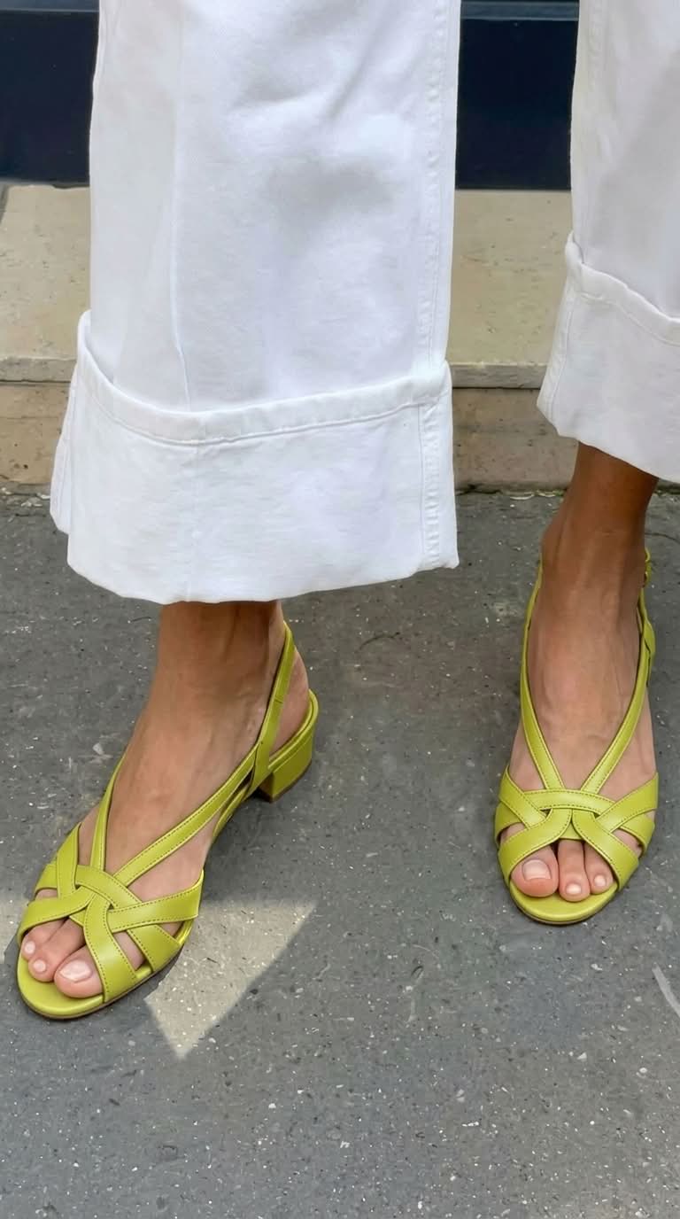 Sandales slingback en cuir nude à brides croisées et talon bas