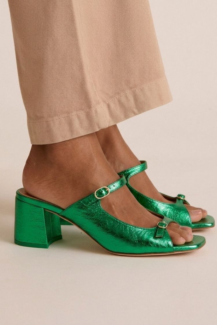 Goldene Slingback-Pumps mit Blockabsatz und Cut-Outs