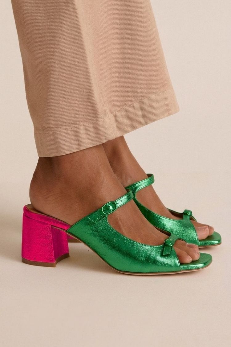 Goldene Slingback-Pumps mit Blockabsatz und Cut-Outs