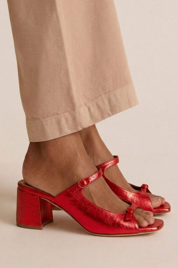 Goldene Slingback-Pumps mit Blockabsatz und Cut-Outs