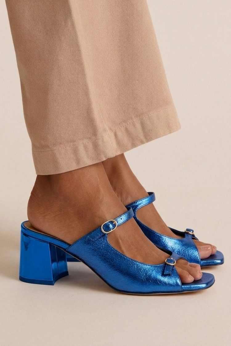 Goldene Slingback-Pumps mit Blockabsatz und Cut-Outs