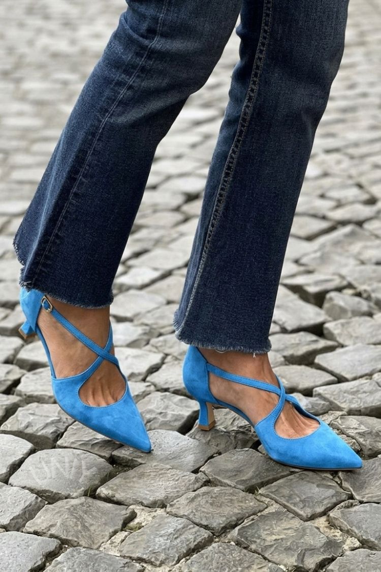 Kaki Pumps mit niedrigem Absatz, spitzem Vorderteil, einfarbiger Schnalle und gekreuzten Riemen