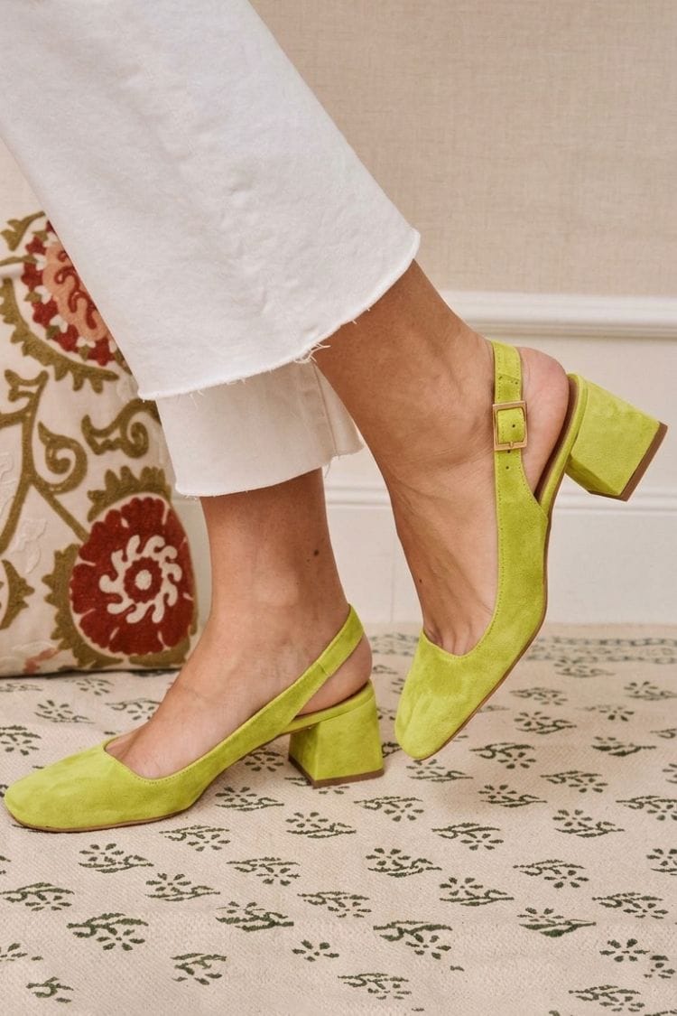 Escarpins kaki à bride arrière avec boucle et bout carré épais