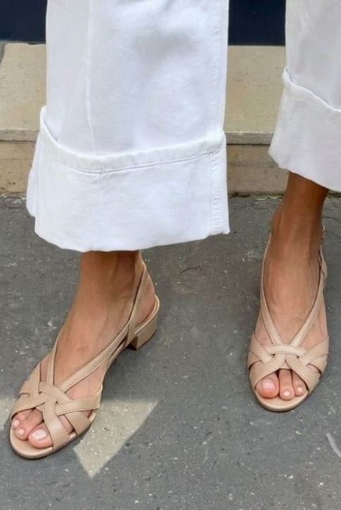 Sandales slingback en cuir nude à brides croisées et talon bas