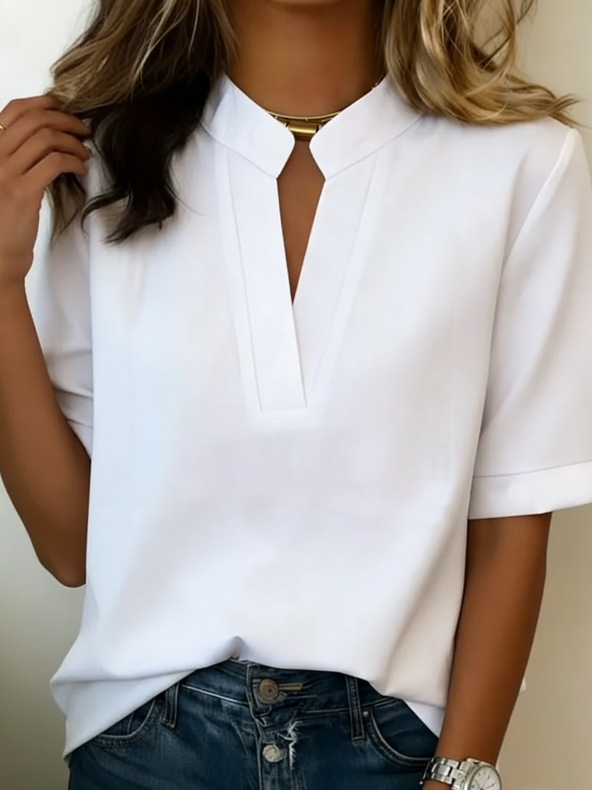 Mirella™ | Elegante Bluse mit V-Ausschnitt & goldenem Detail