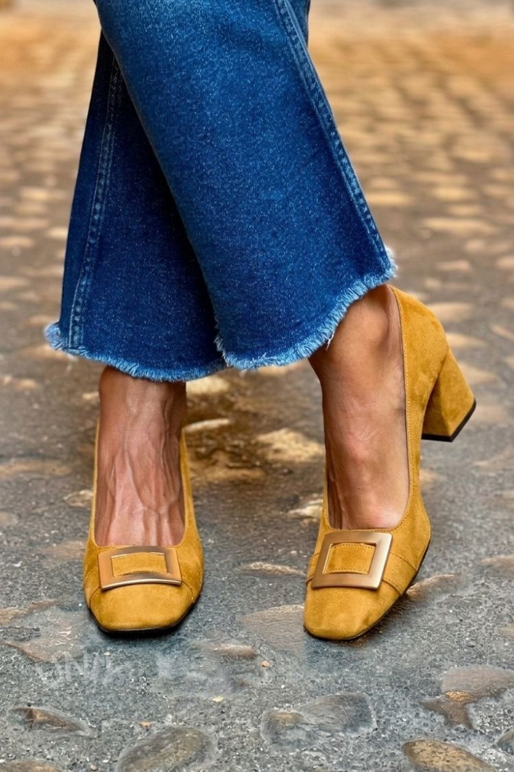 Blaues Patchwork-Pump-Modell mit breitem Absatz und quadratischer Spitze
