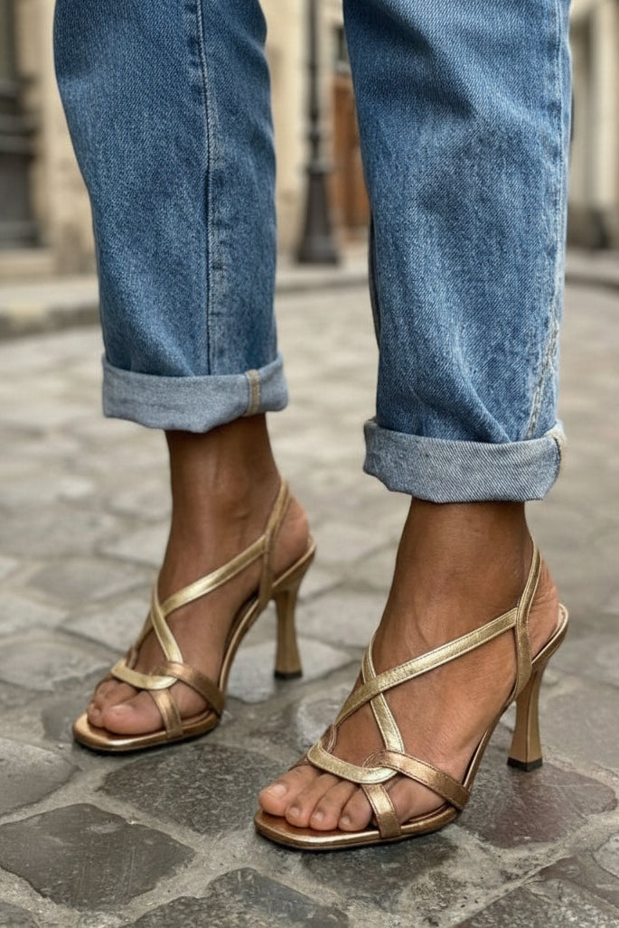 Goldene Metallic-Sandalen mit gekreuzten Riemen und Stiletto-Absatz