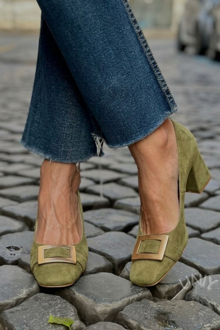 Blaues Patchwork-Pump-Modell mit breitem Absatz und quadratischer Spitze