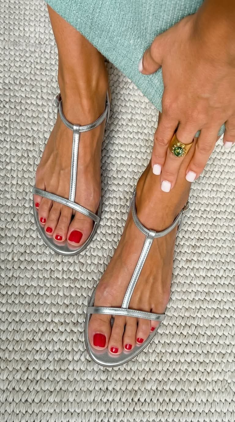 Chaussures d'été métallisées à talon plat et bride en T