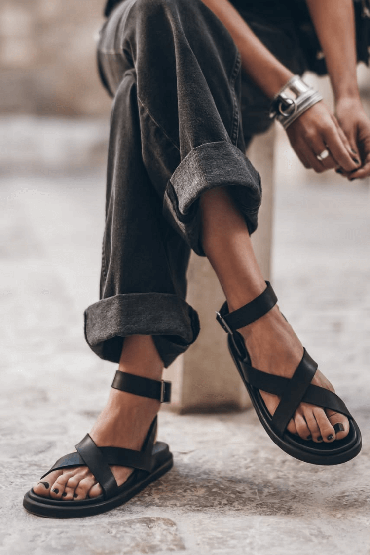 Matte Kunstleder-Sandalen mit offenem Zehenbereich, Knöchelriemen und überkreuzten Riemen