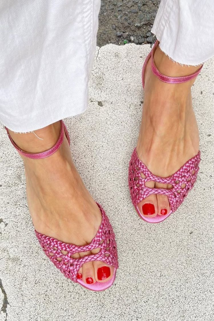 Elegante geflochtene Cut-Out Sandalen mit niedrigem Absatz, offener Zehenpartie und Knöchelriemen