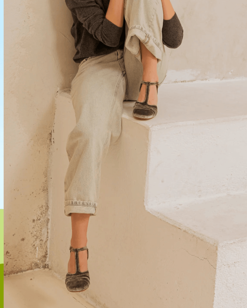 Velours-Pumps mit breitem Cut-out, Schnalle und T-Riemen-Design