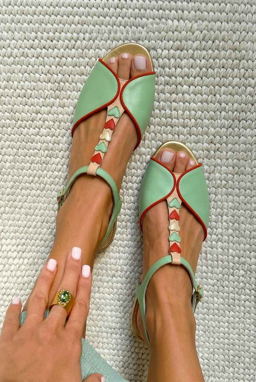 Sandales à bride arrière et bout ouvert avec talon bas et accent cœur