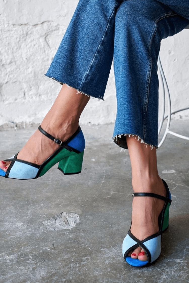 Farbblock-Stiletto-Pumps mit Schnalle und T-Riemen