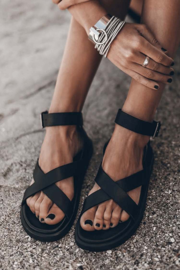 Matte Kunstleder-Sandalen mit offenem Zehenbereich, Knöchelriemen und überkreuzten Riemen