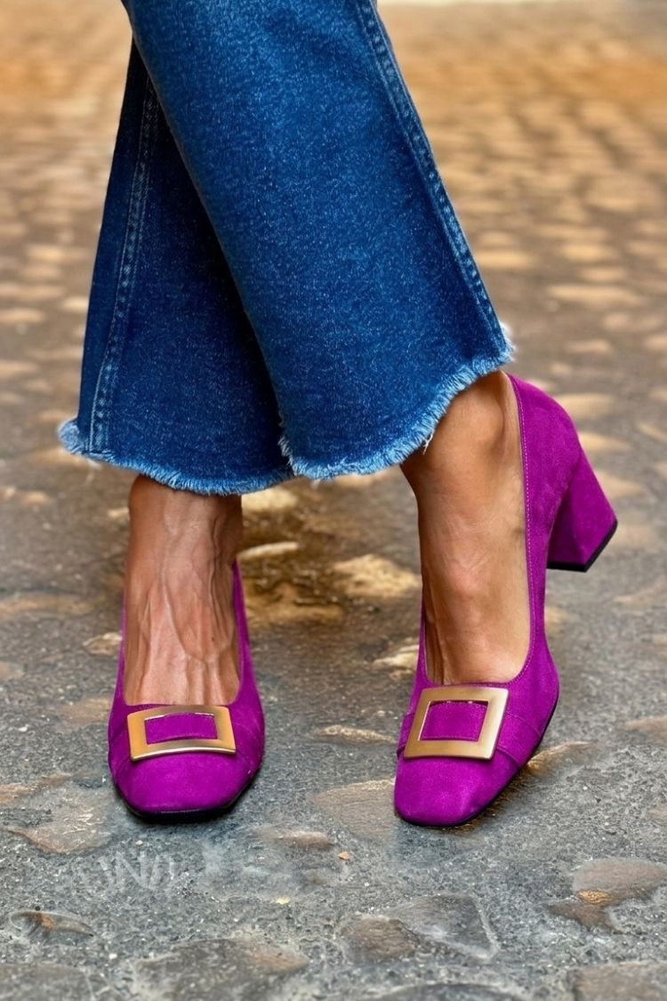 Blaues Patchwork-Pump-Modell mit breitem Absatz und quadratischer Spitze