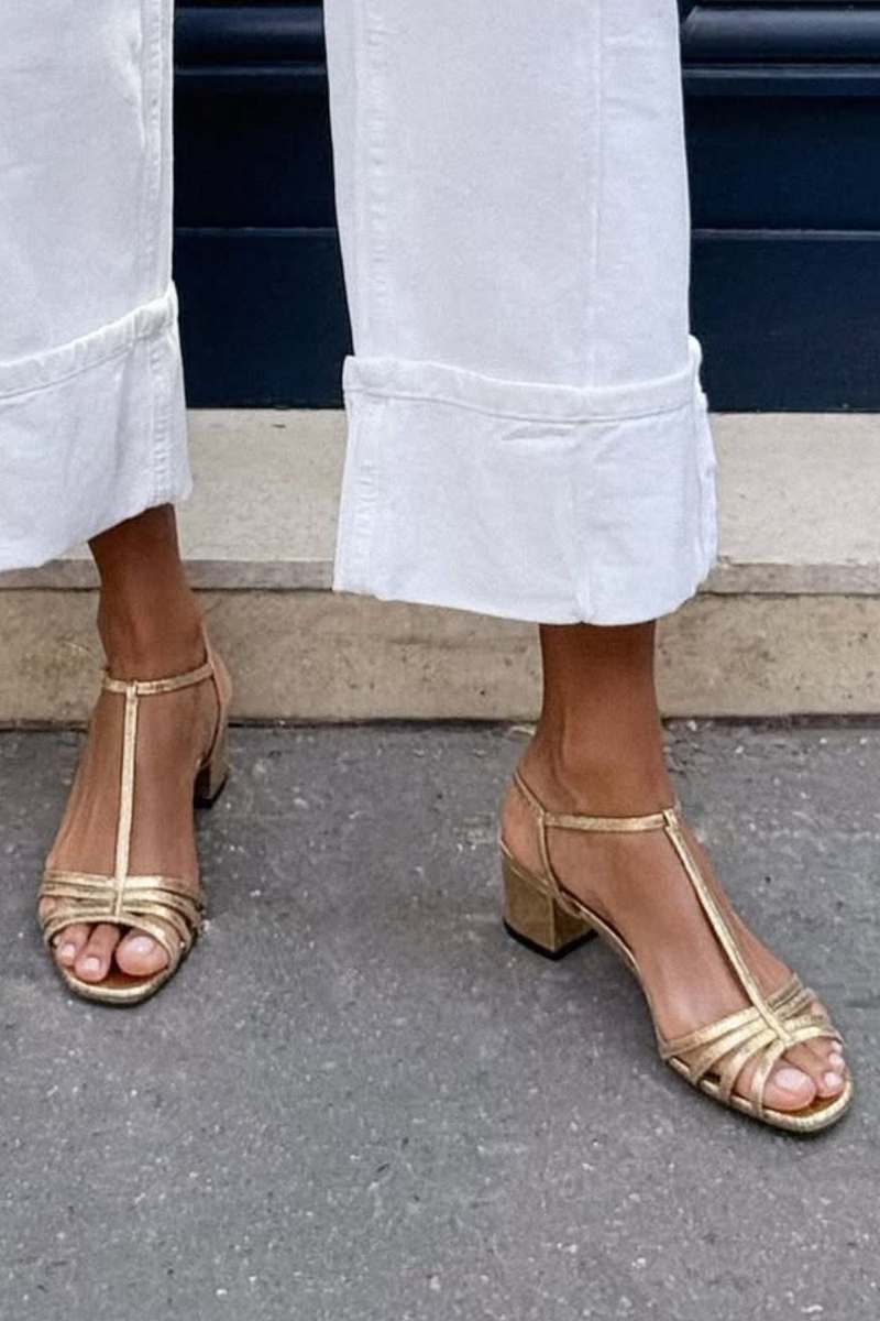 Sandales à brides en T métallisées avec boucle et talon carré