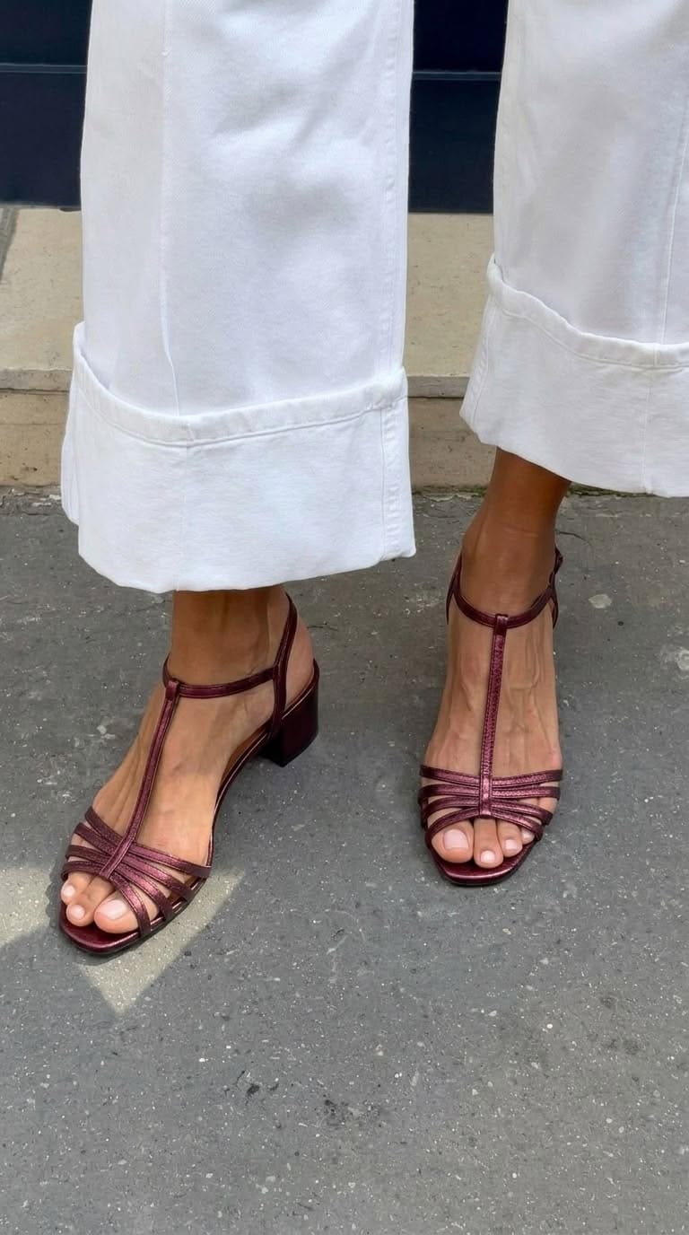 Sandales à brides en T métallisées avec boucle et talon carré