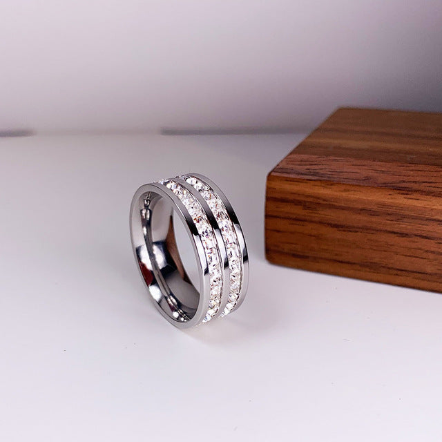 Eleganter Ring mit doppelter Zirkonia-Besetzung