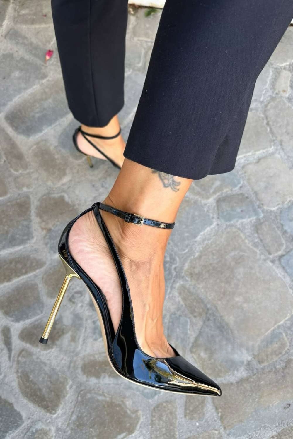 Schwarze Lackpumps mit Knöchelriemen