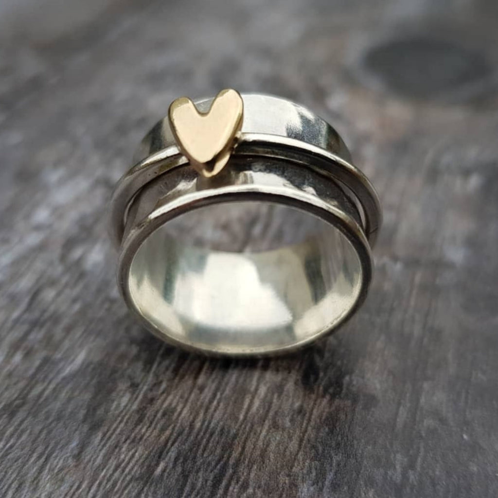 Silberner Ring mit herzförmigem Golddesign