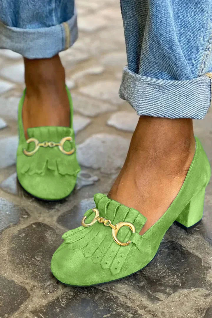 Matte Pumps mit breitem Absatz, runder Spitze, Schnalle und Fransen-Details