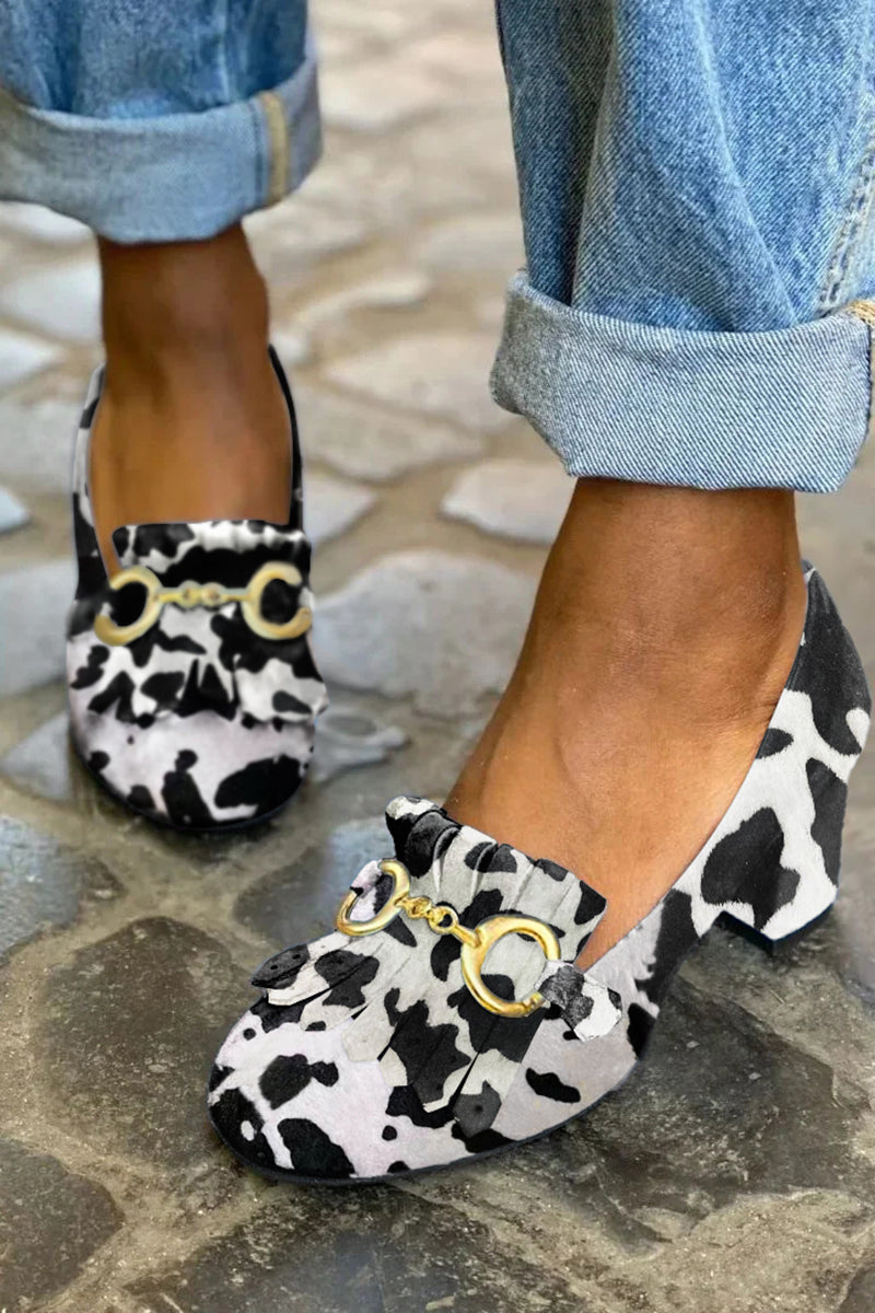 Matte Pumps mit breitem Absatz, runder Spitze, Schnalle und Fransen-Details