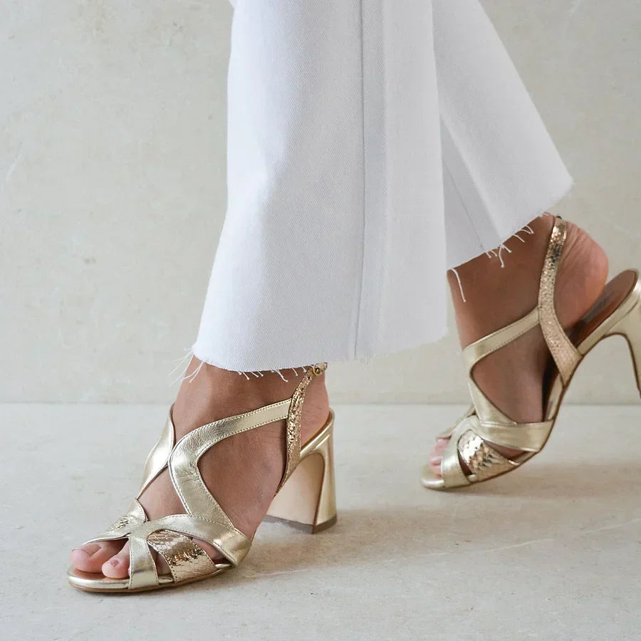 Stylische Pumps mit breitem Absatz, Cut-Outs, Peep-Toe und asymmetrischem Design
