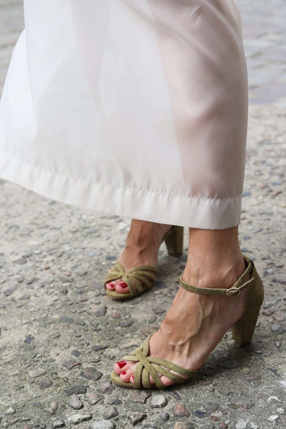 Rote Wildleder-Sandalen mit offenen Zehen und überkreuzten Riemen