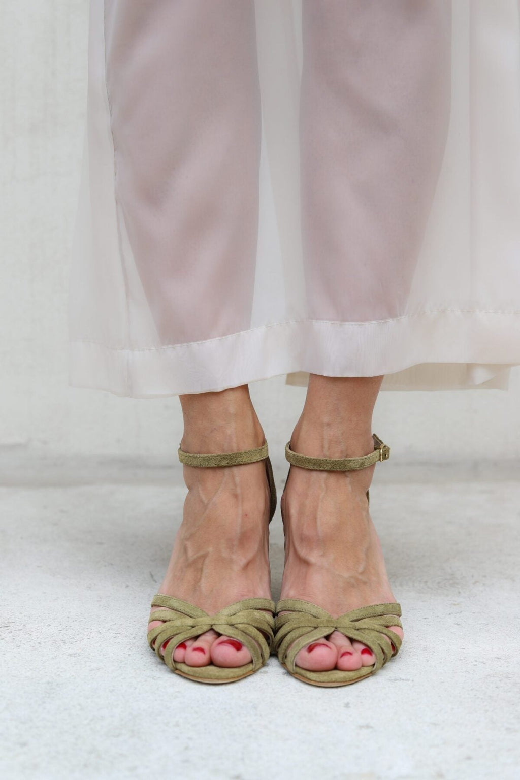 Rote Wildleder-Sandalen mit offenen Zehen und überkreuzten Riemen