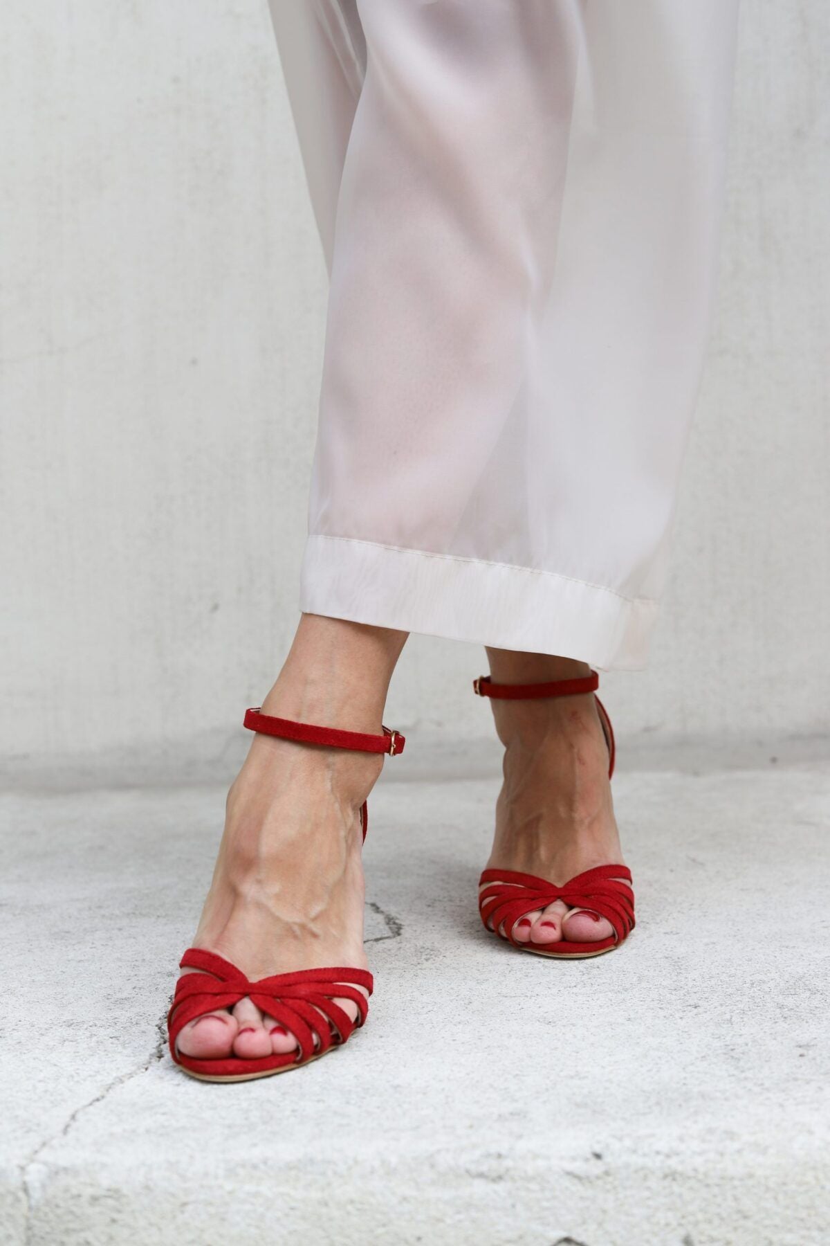 Rote Wildleder-Sandalen mit offenen Zehen und überkreuzten Riemen