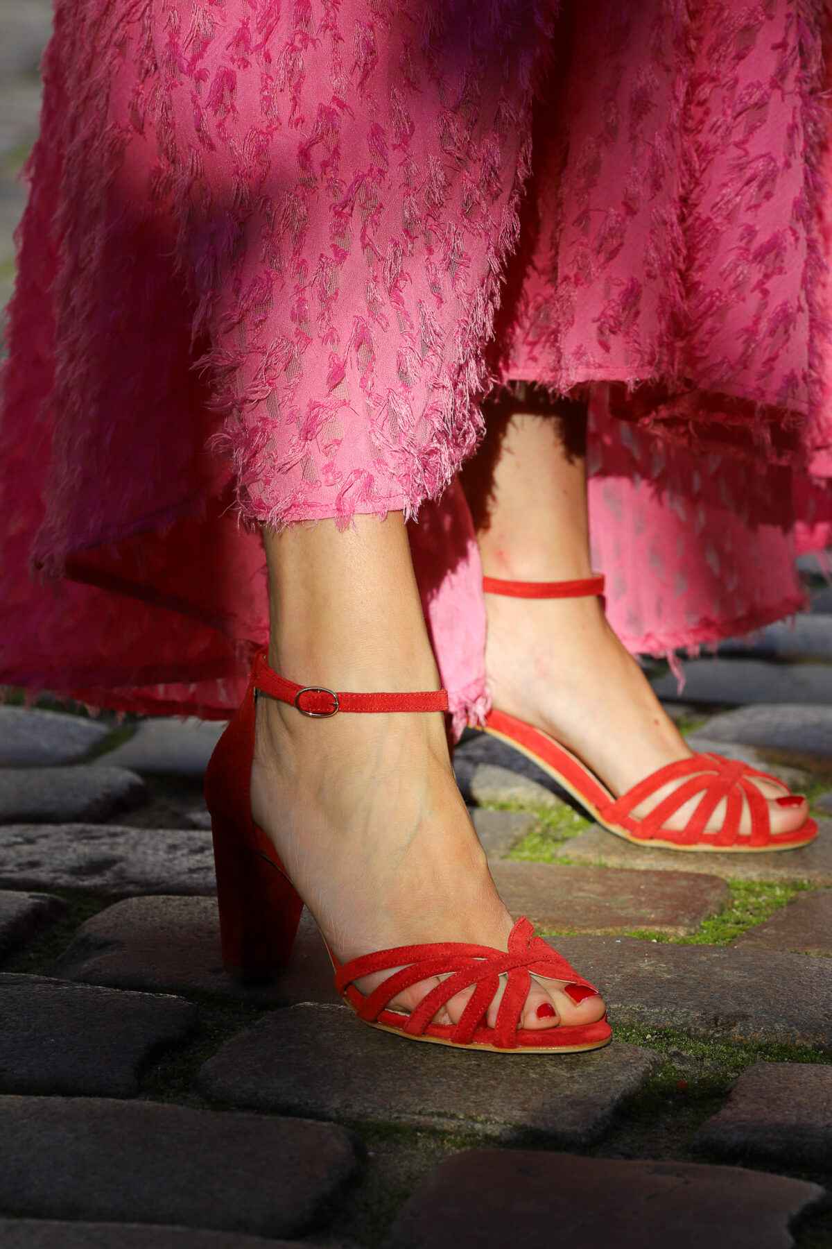 Rote Wildleder-Sandalen mit offenen Zehen und überkreuzten Riemen