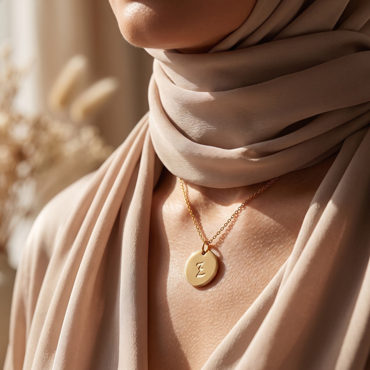 Zaralina™ - Elegante Halskette mit arabischem Initialanhänger