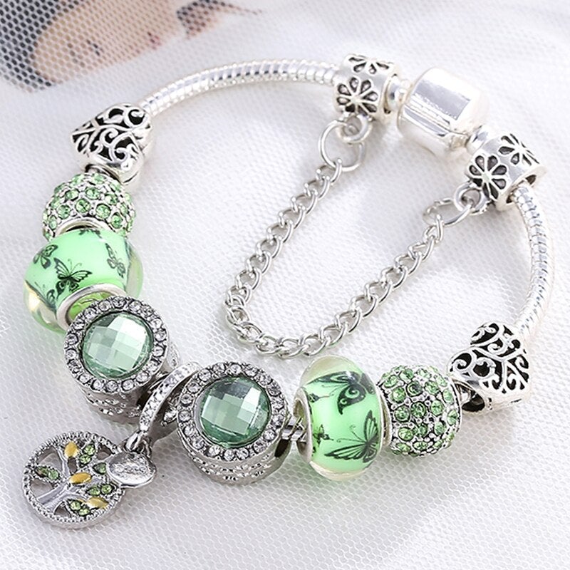 Silbernes Armband mit grünem Edelstein