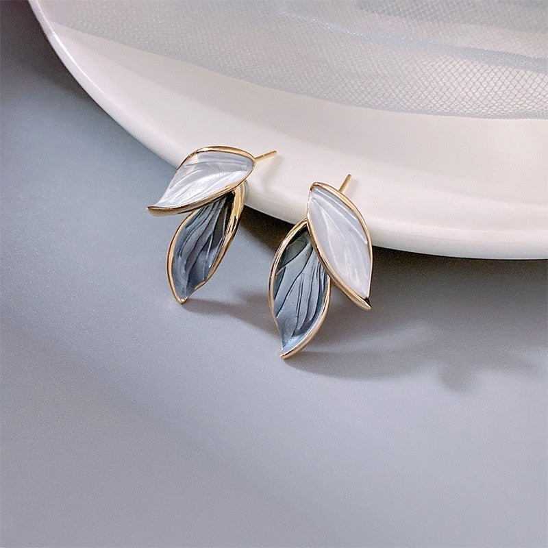Elegante Ohrringe mit handbemaltem Emaille und luxuriösem Glücksflügel-Design