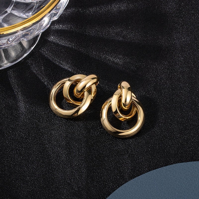Elegante goldene Ohrringe