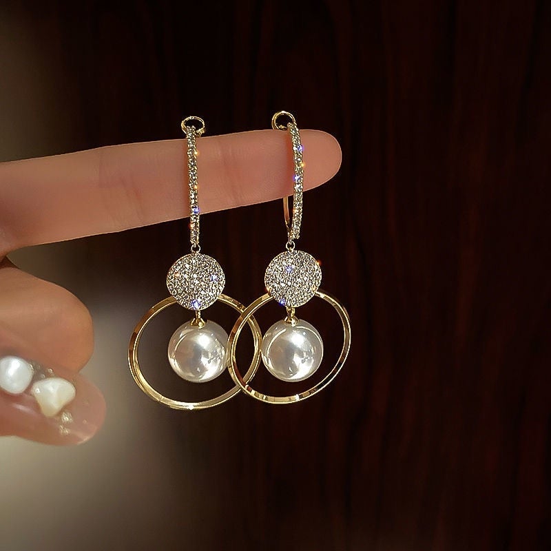 Elegante Ohrringe mit Zuchtperlen und Zirkonia