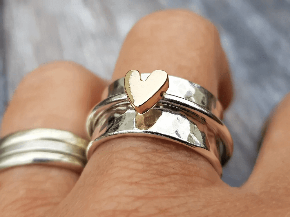 Silberner Ring mit herzförmigem Golddesign