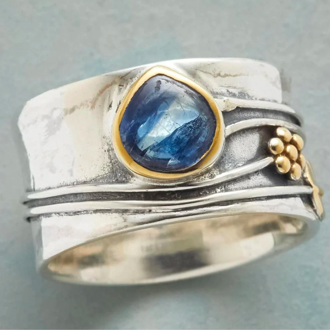 Antiker Silberring mit blauem Saphir