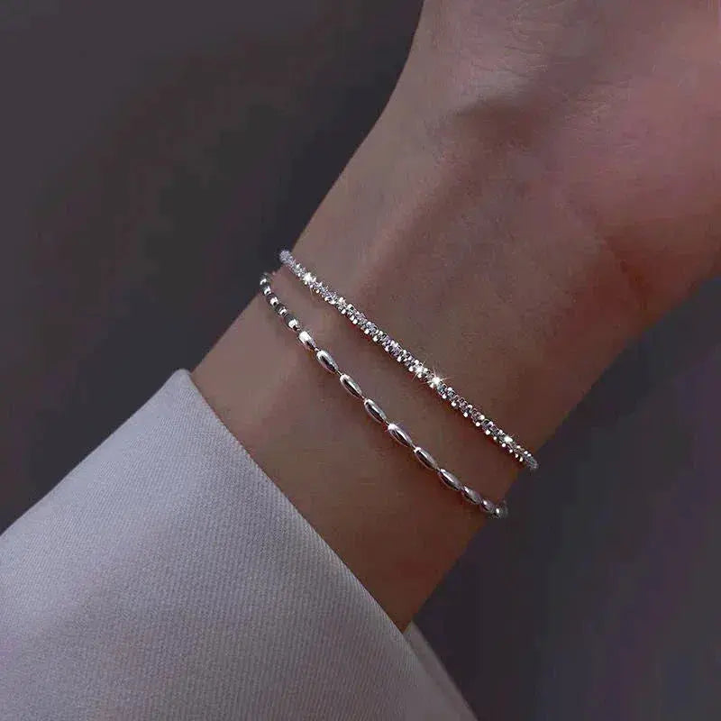 Elegantes Set aus Silberarmbändern mit Zirkonia