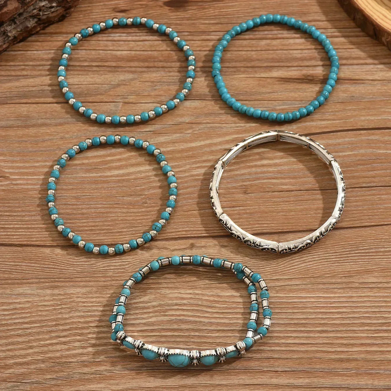 Set aus Armbändern mit türkisfarbenen Perlen