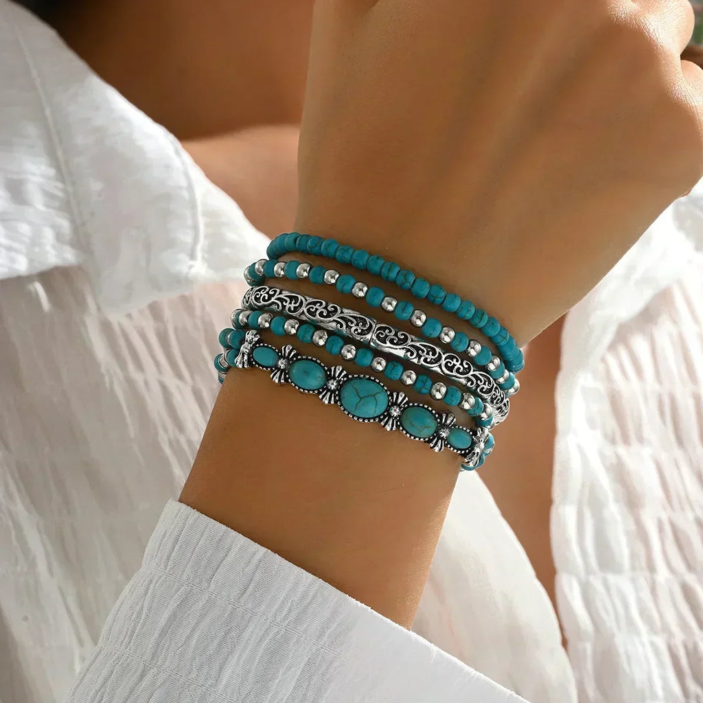 Set aus Armbändern mit türkisfarbenen Perlen