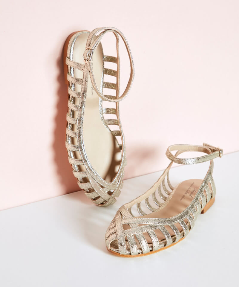 Silberne Cut-out Sandalen mit runder Spitze und Knöchelriemen
