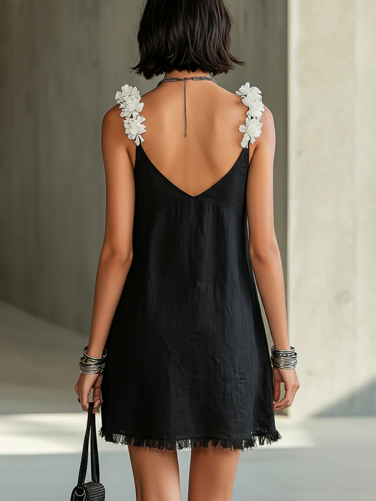 Noémie | Mini Schwarzes Kleid mit V-Ausschnitt und Blumen-Details